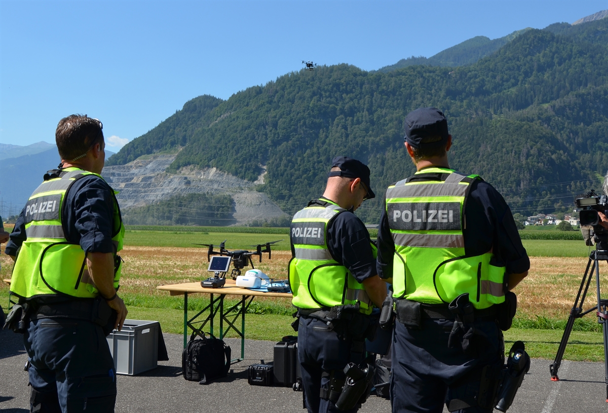 Drohnenpiloten im Feld mit Drohne