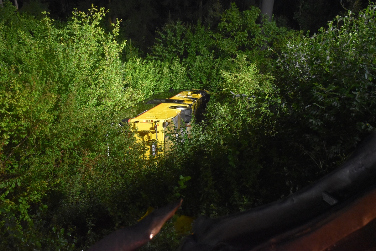 Postauto in abfallender Böschung in Seitenlage