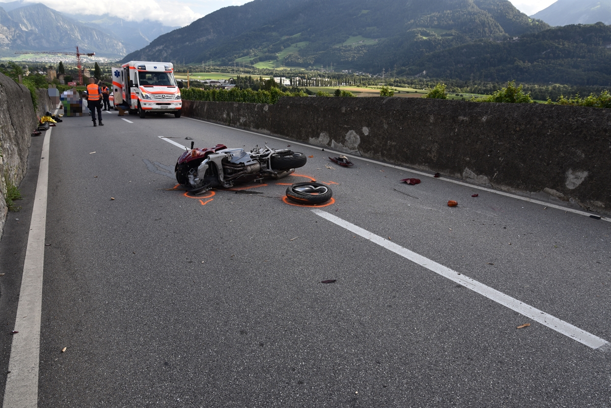 Beschädigtes Motorrad auf der Strasse liegend