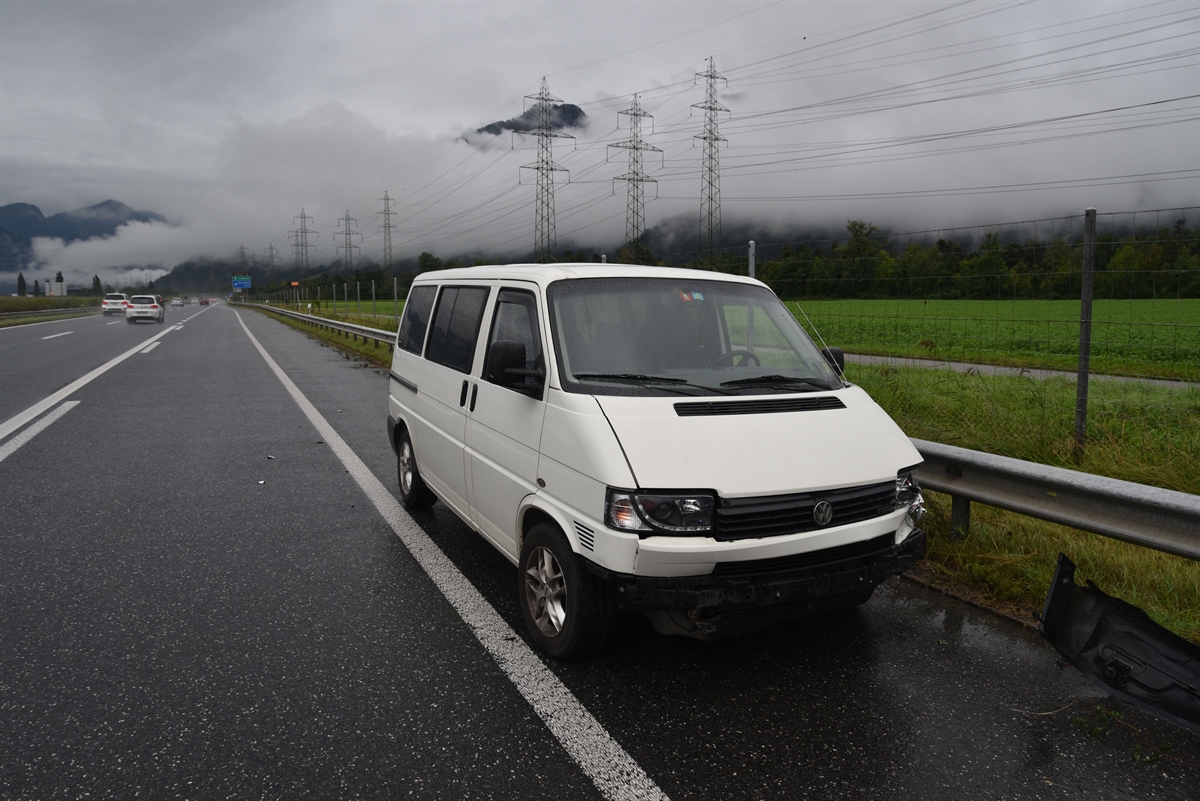 Beschädigter weisser Personenwagen steht auf dem rechtseitigen Pannenstreifen. Die Front steht in Richtung Bad Ragaz und das Heck in Richtung Landquart.