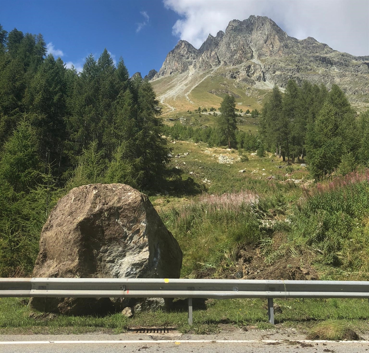 Felsbrocken am Strassenrand