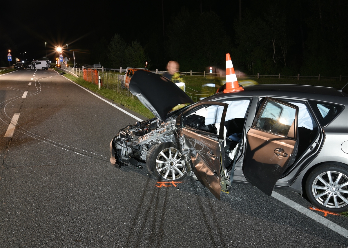 Der total beschädigte unfallverursachende Wagen. Im Hintergrund die beiden anderen kollidierten Fahrzeuge.