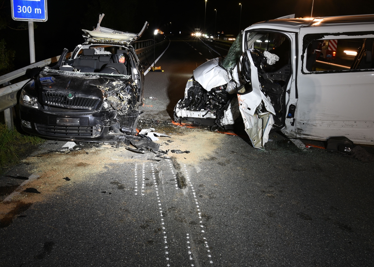 Das Auto der 75-Jährigen, das Dach ist aufgebrochen. Rechts davon der Lieferwagen. Beide Autos weisen grosse Deformationen auf.