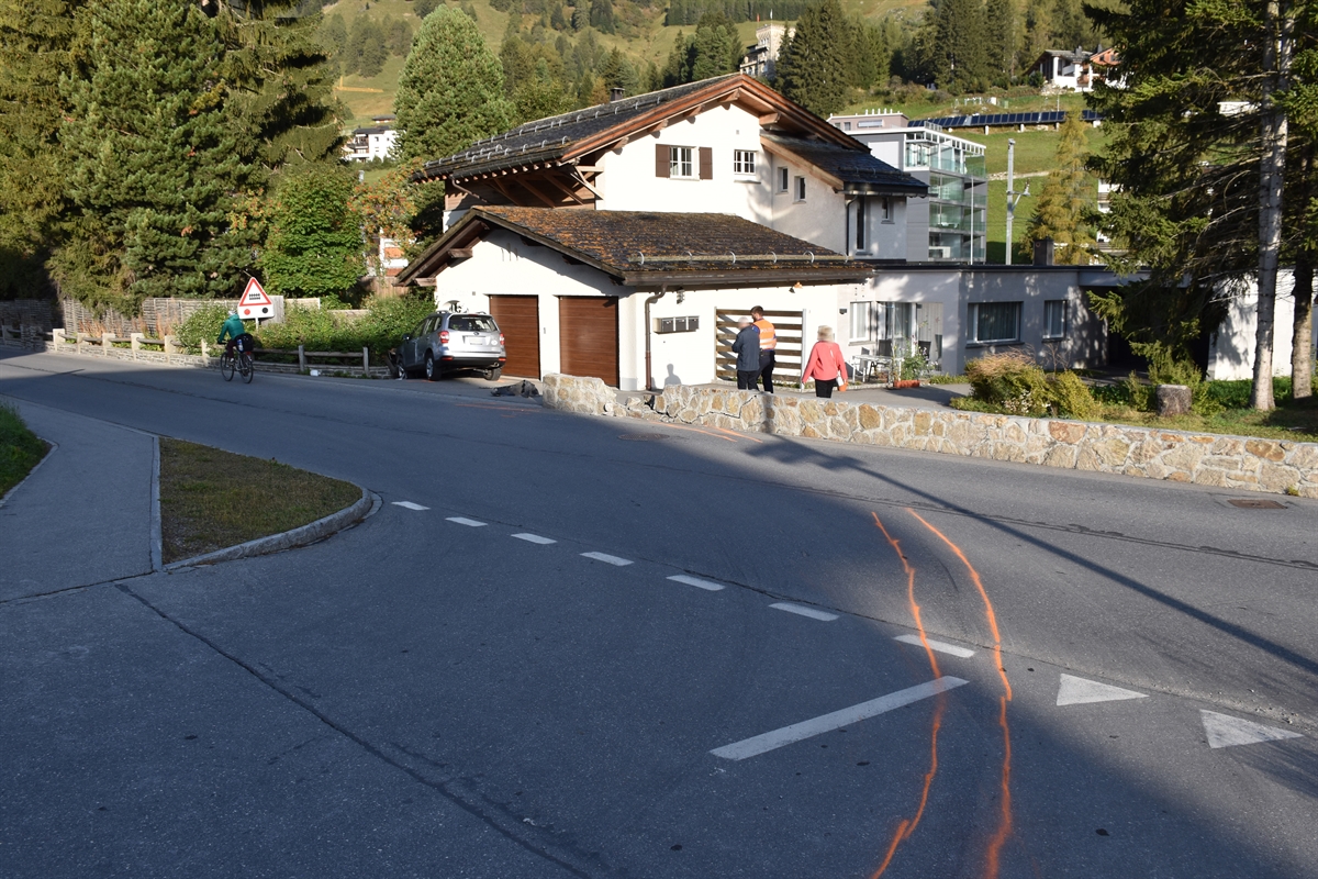 Sicht von der Seehorn- auf die Flüelastrasse. Im Vordergrund Unfallspuren. Im Hintergrund links das an der Hausmauer stehende Auto.