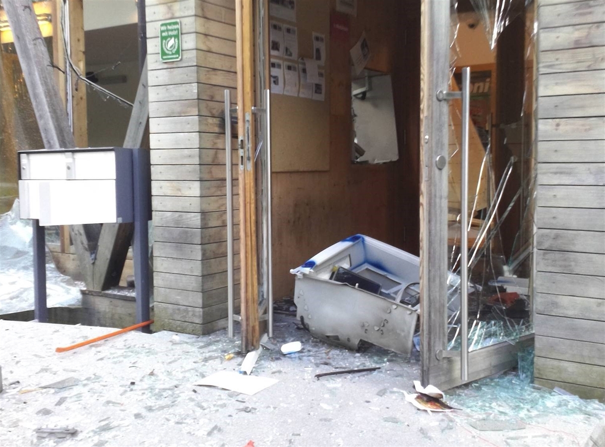 Gesprengter Tresor und kaputte Fensterscheiben