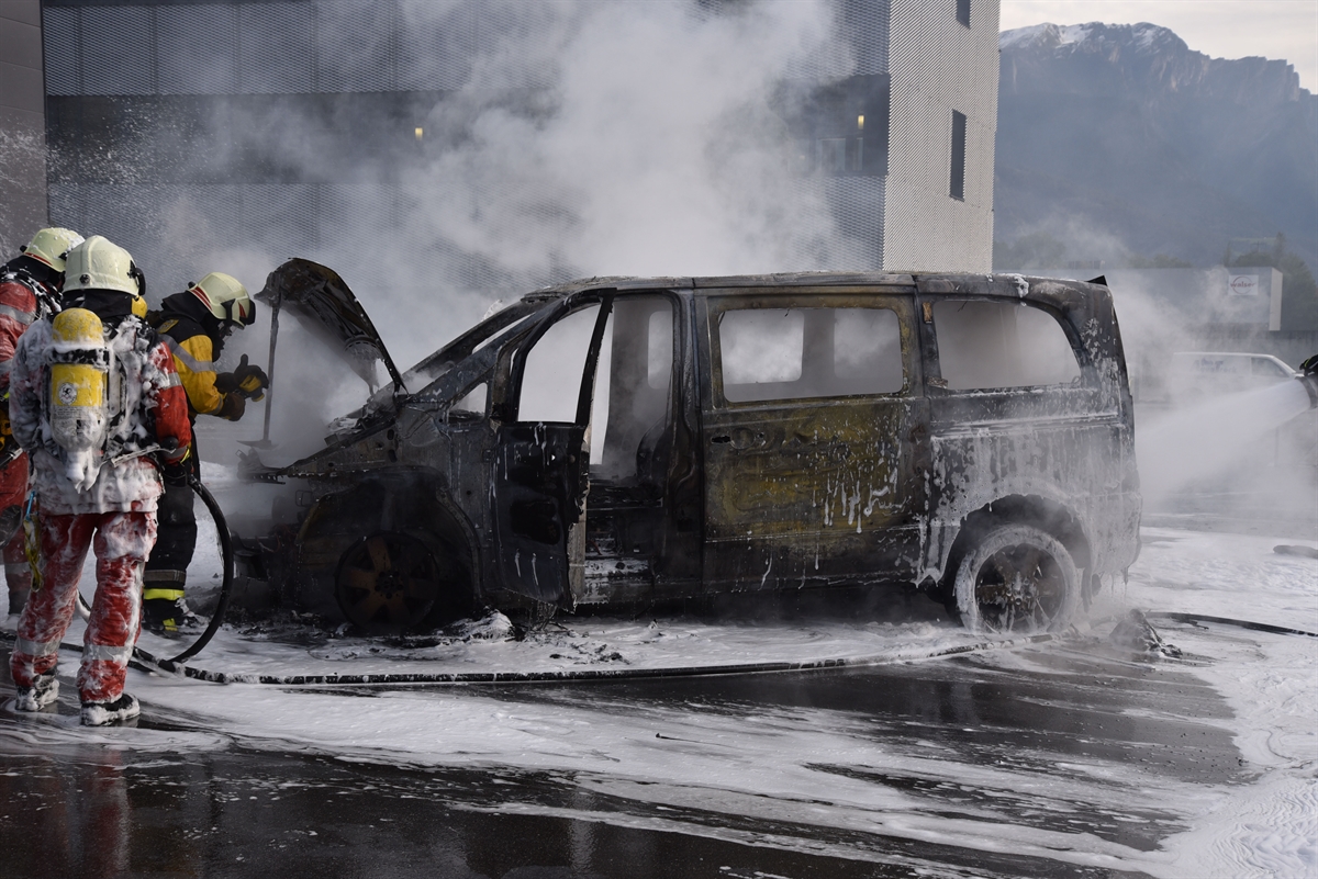 eingeschäumtes Auto, Feuerwehrleute im Einsatz