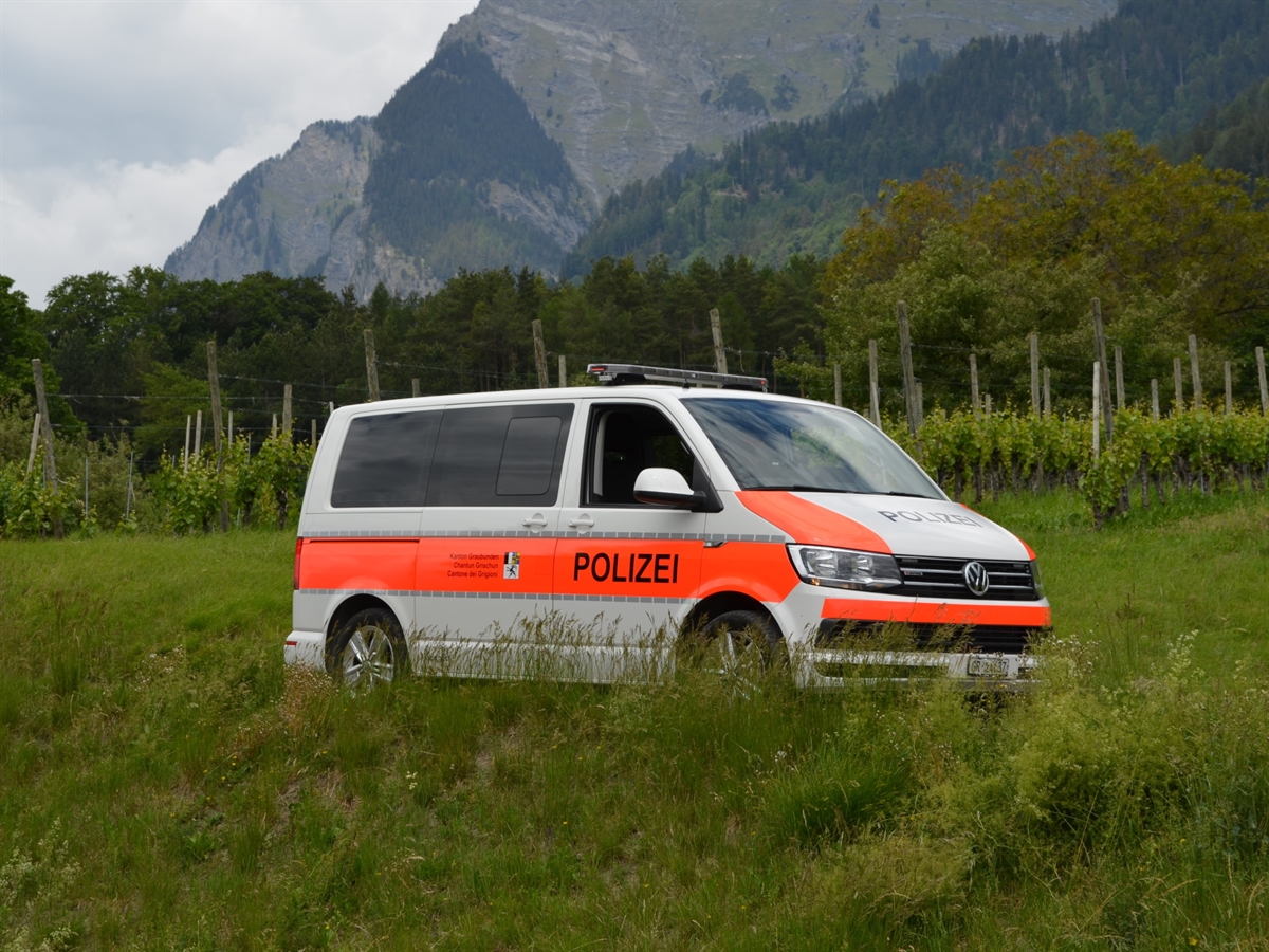 Polizeibus in Jenins mit Rebbergen und Falknis im Hintergrund