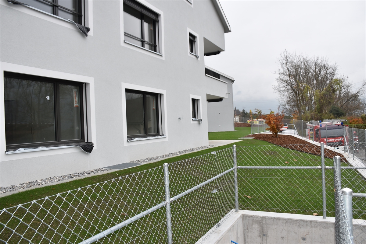 Aussenaufnahme. Links der Neubau, rechts im Hintergrund ein Feuerwehrlastwagen.