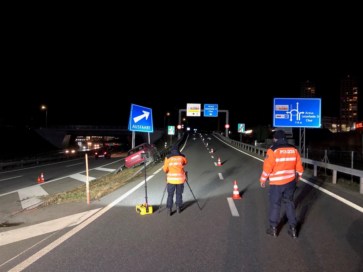 Zwei Polizisten, die die Aufnahmen der Unfallstelle machen. Das Auto linksseitig welches in der Endlage ist.
