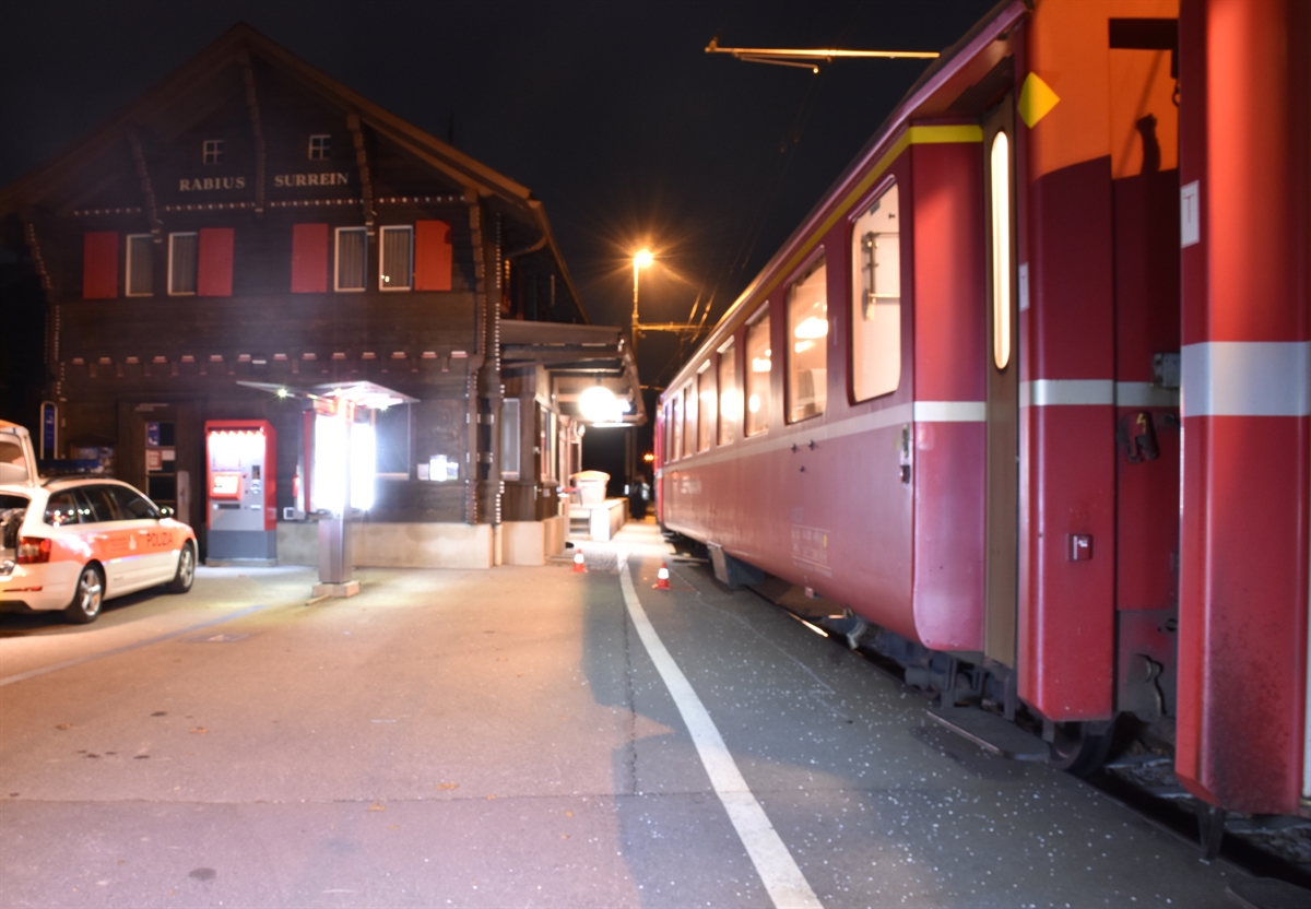 Zug im Bahnhof von Rabius