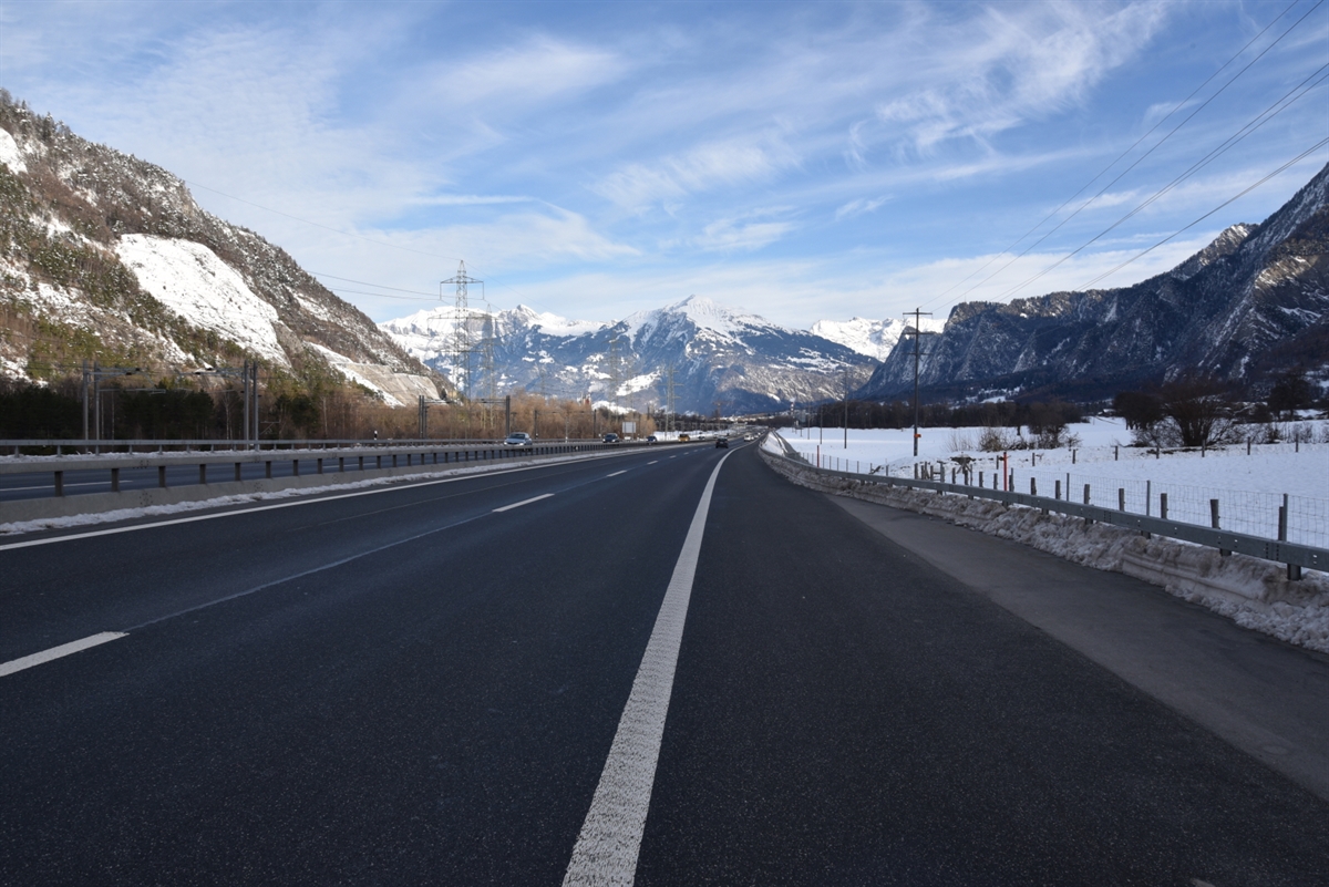Die Nordspur der Autobahn A13 nach der Wildüberführungsbrücke. Im Hintergrund steht der Berg Vilan.