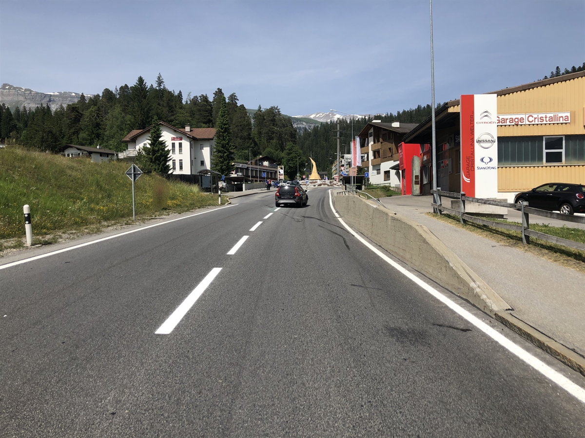 Operalpstrasse Richtung Flims mit beschädigten Fahrzeug