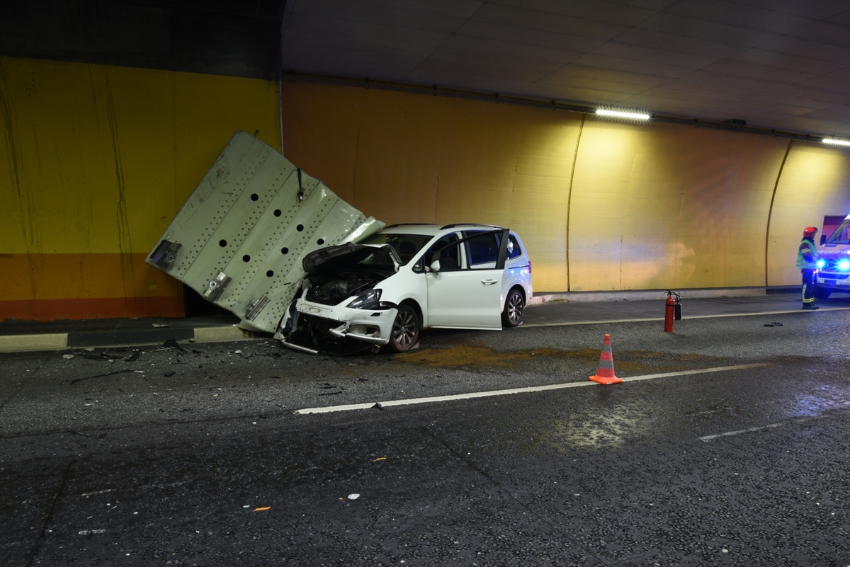 Stark beschädigtes Fahrzeug in SOS-Nische im Crapteigtunnel