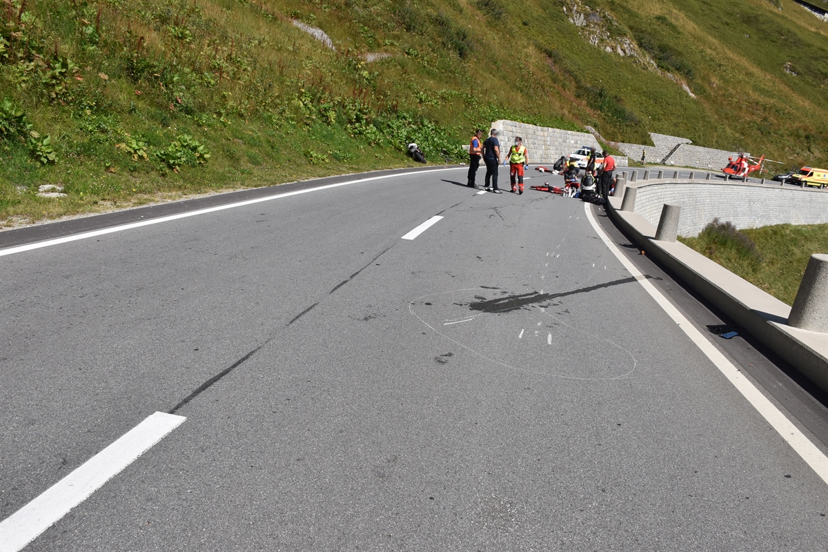 Unfallstelle auf Oberalppassstrasse mit Verletzten und Helikoptern