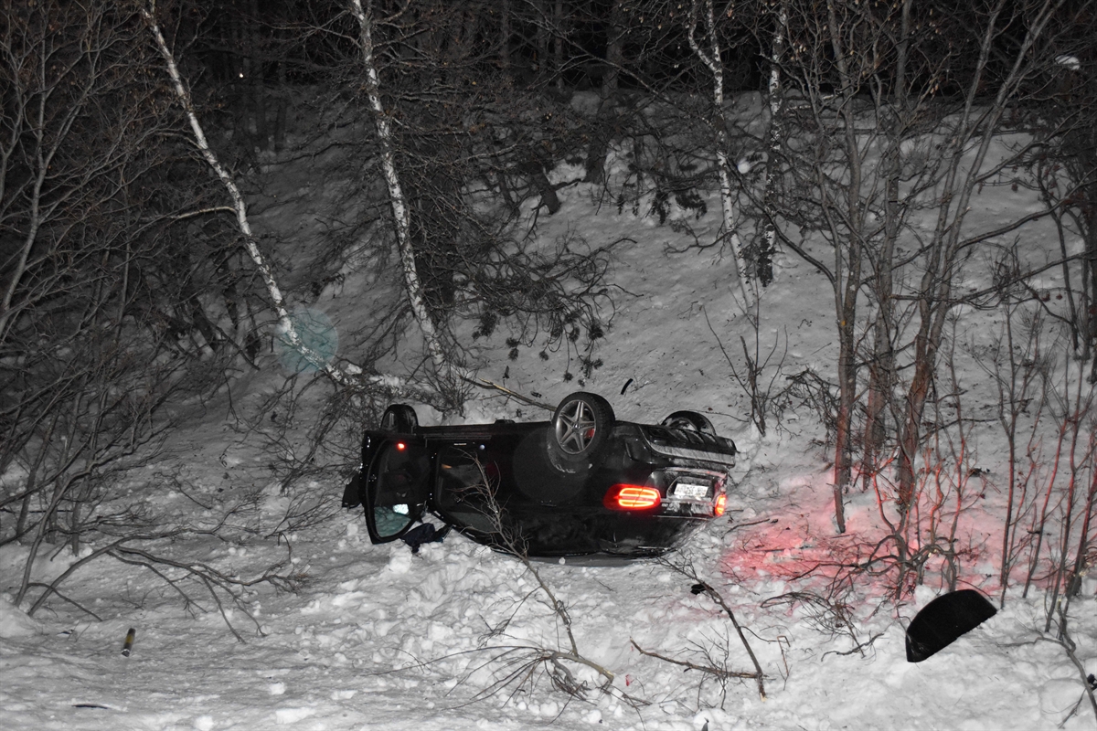 Auto liegt auf dem Dach im Schnee