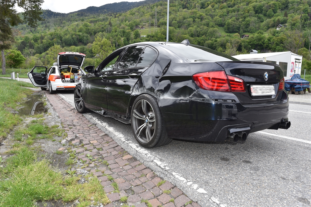 Beschädigter Personenwagen steht hinter Polizeiauto