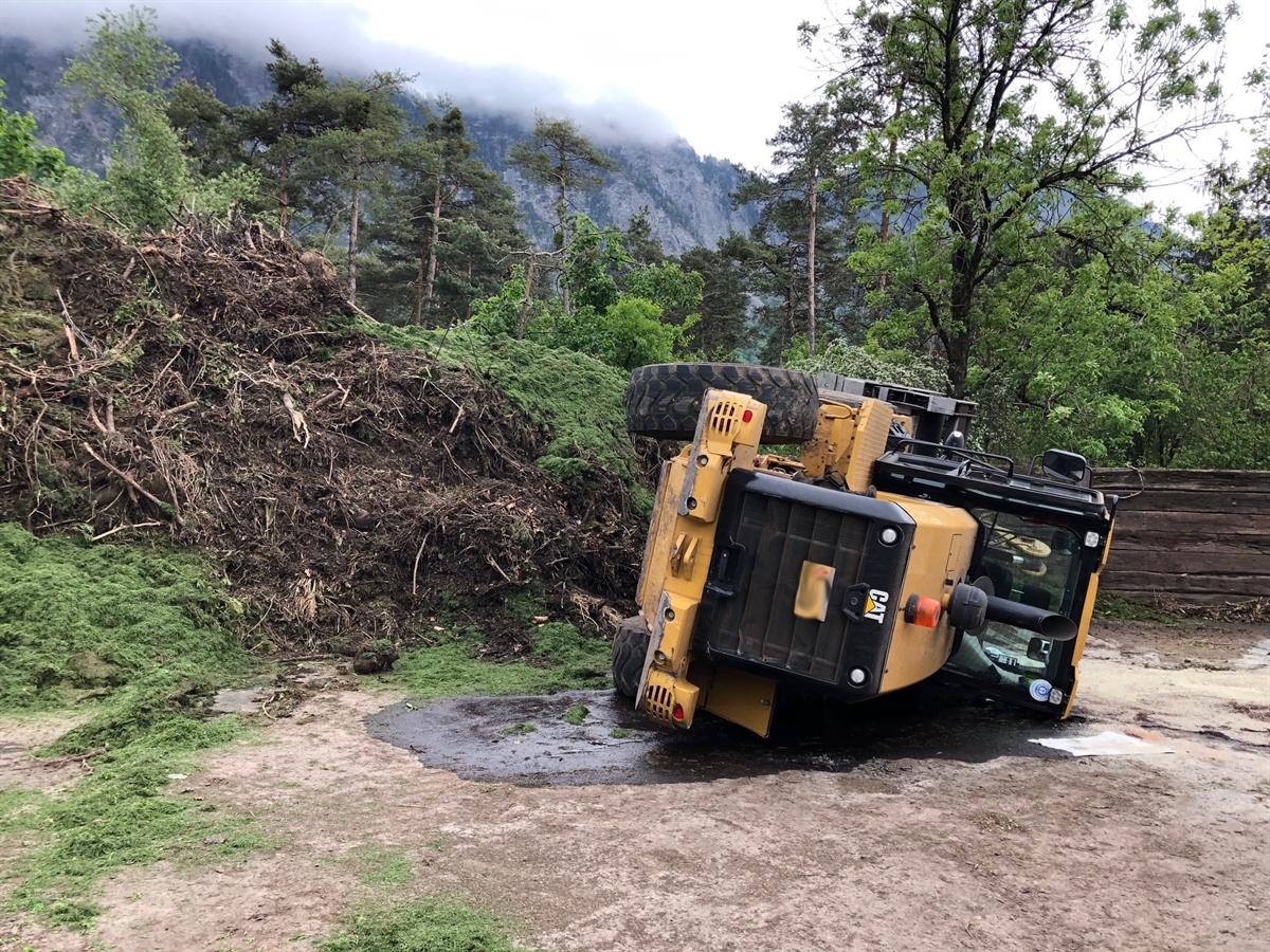 Pneulader liegt auf Kompostierareal auf der Seite