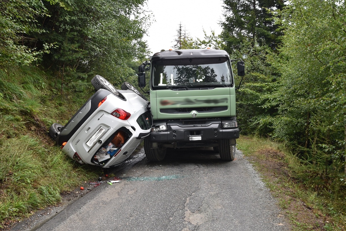 Personenwagen auf Böschung gegen Lastwagen gekippt