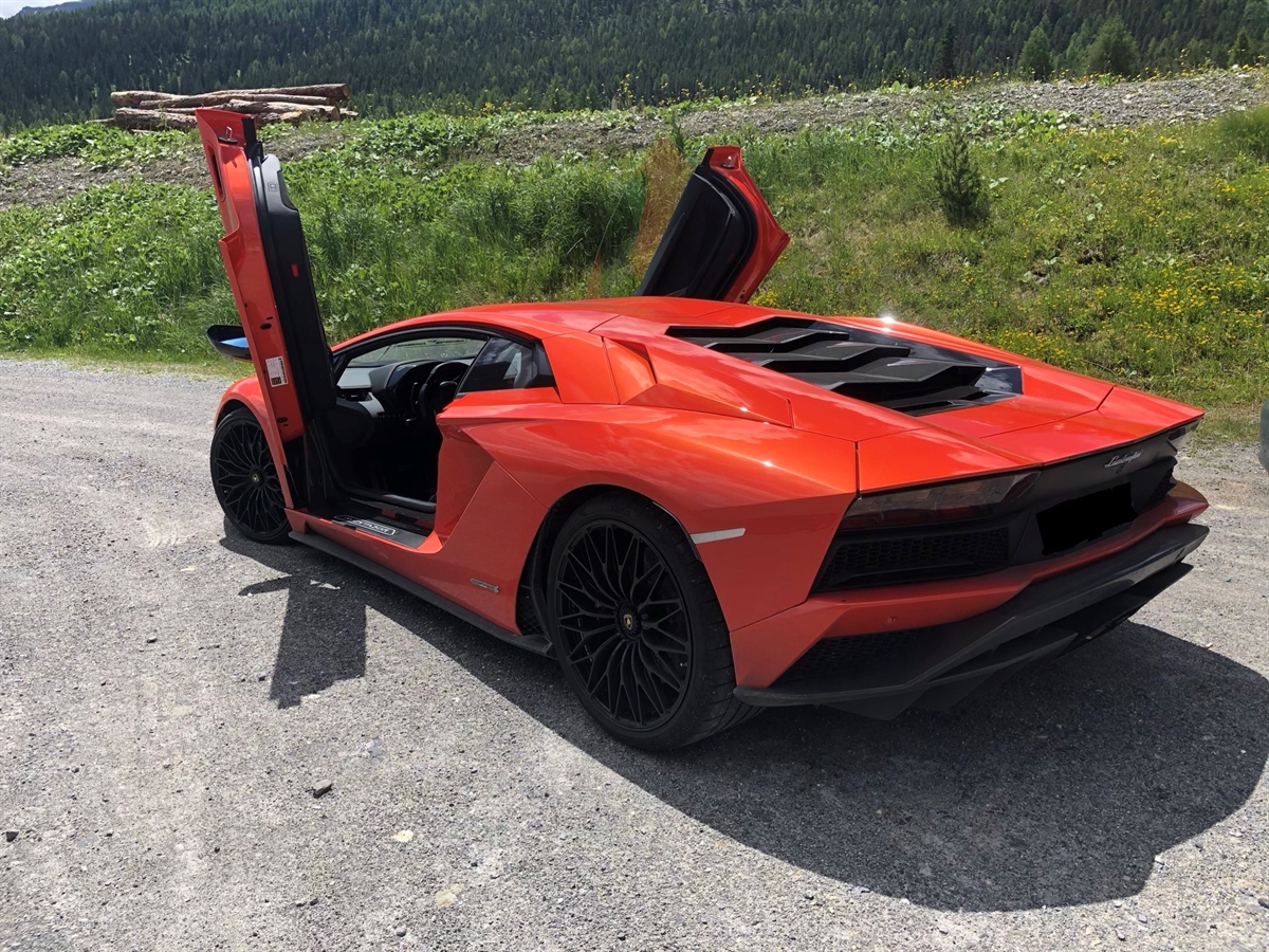 Sportwagen steht auf Kontrollplatz