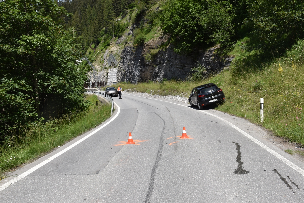 Auto steht auf Passstrasse am rechten Fahrbahnrand