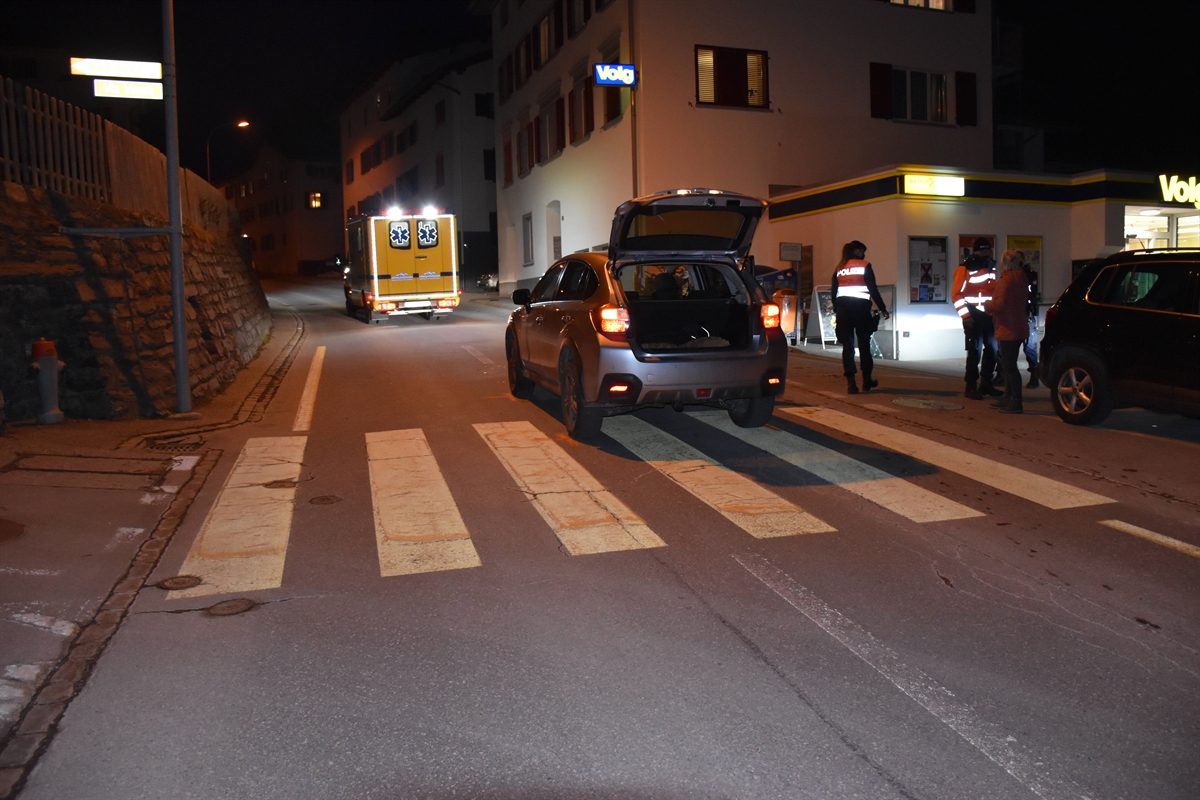 Fussgängerstreifen mit unfallverursachendem Auto und Ambulanz