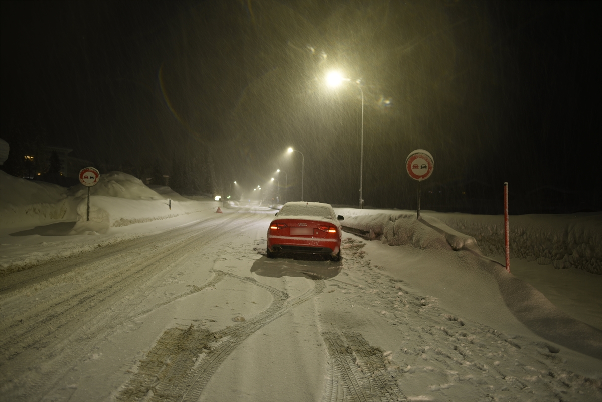 Personenwagen im Schneegestöber auf der schneebedeckten Strasse