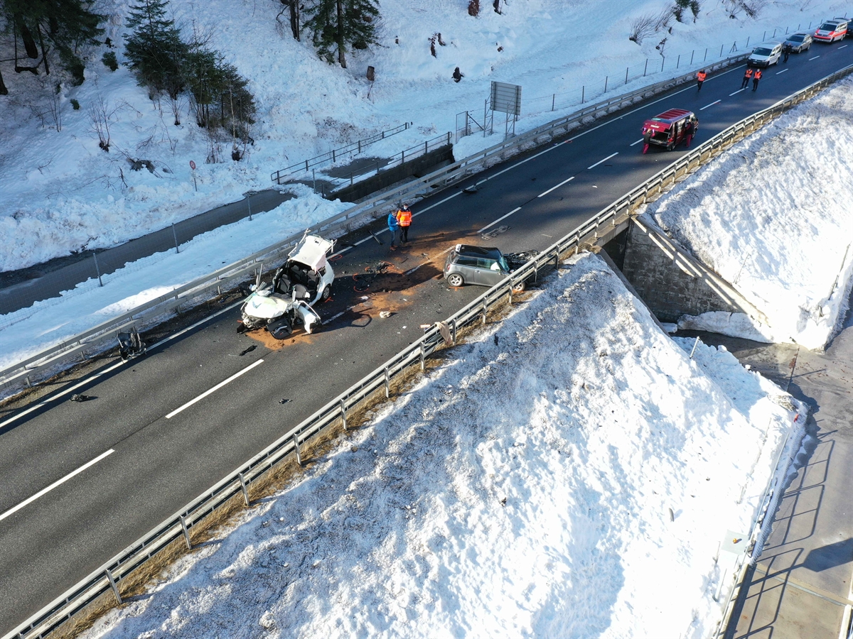 Luftaufnahme von schräg oben auf die A28 mit den beiden total beschädigten Autos.