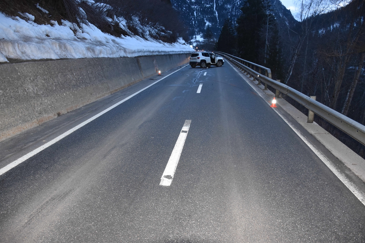 Total beschädigter Personenwagen steht quer auf der Fahrbahn
