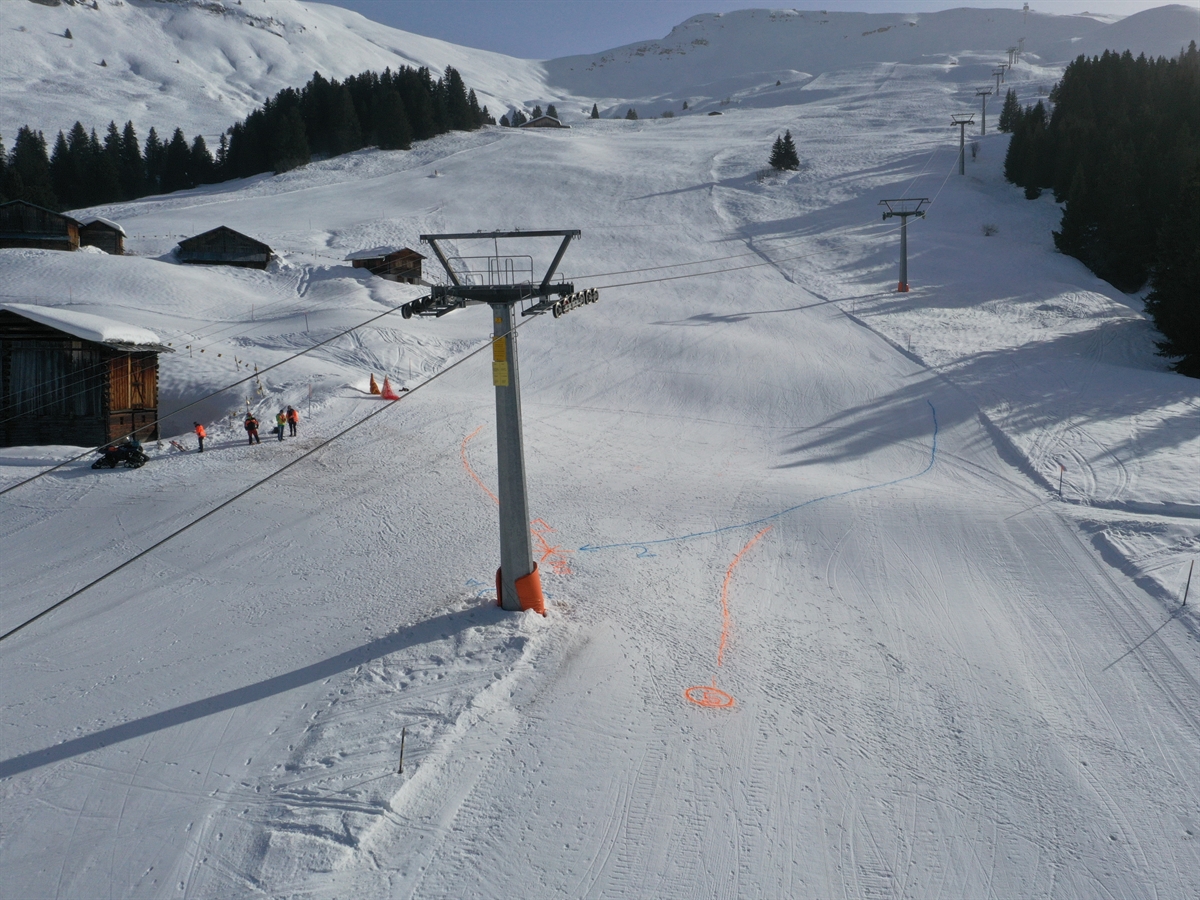 Die Skipiste Nr. 14. In der Bildmitte der Liftmast Nr. 2.