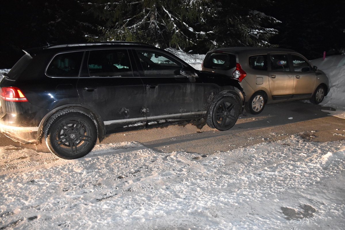zwei Fahrzeuge stehen an Schneemauer an