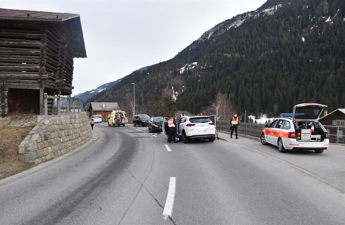 Zwei total beschädigte Personenwagen 