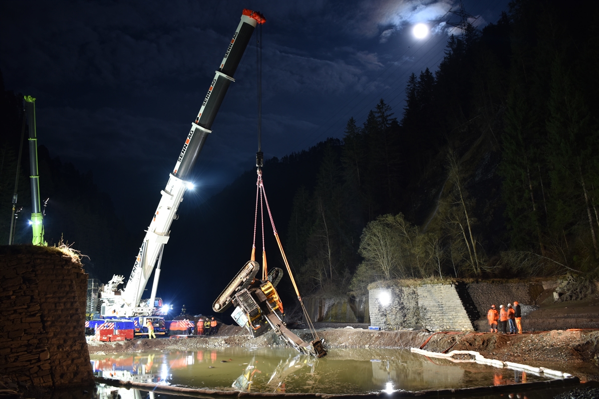 Bagger wird in der Nacht aus dem Stausee geborgen