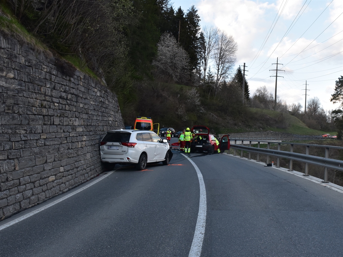 Aufnahme der Unfallstelle aus der anderen Richtung mit Rettungskräften im Einsatz.  
