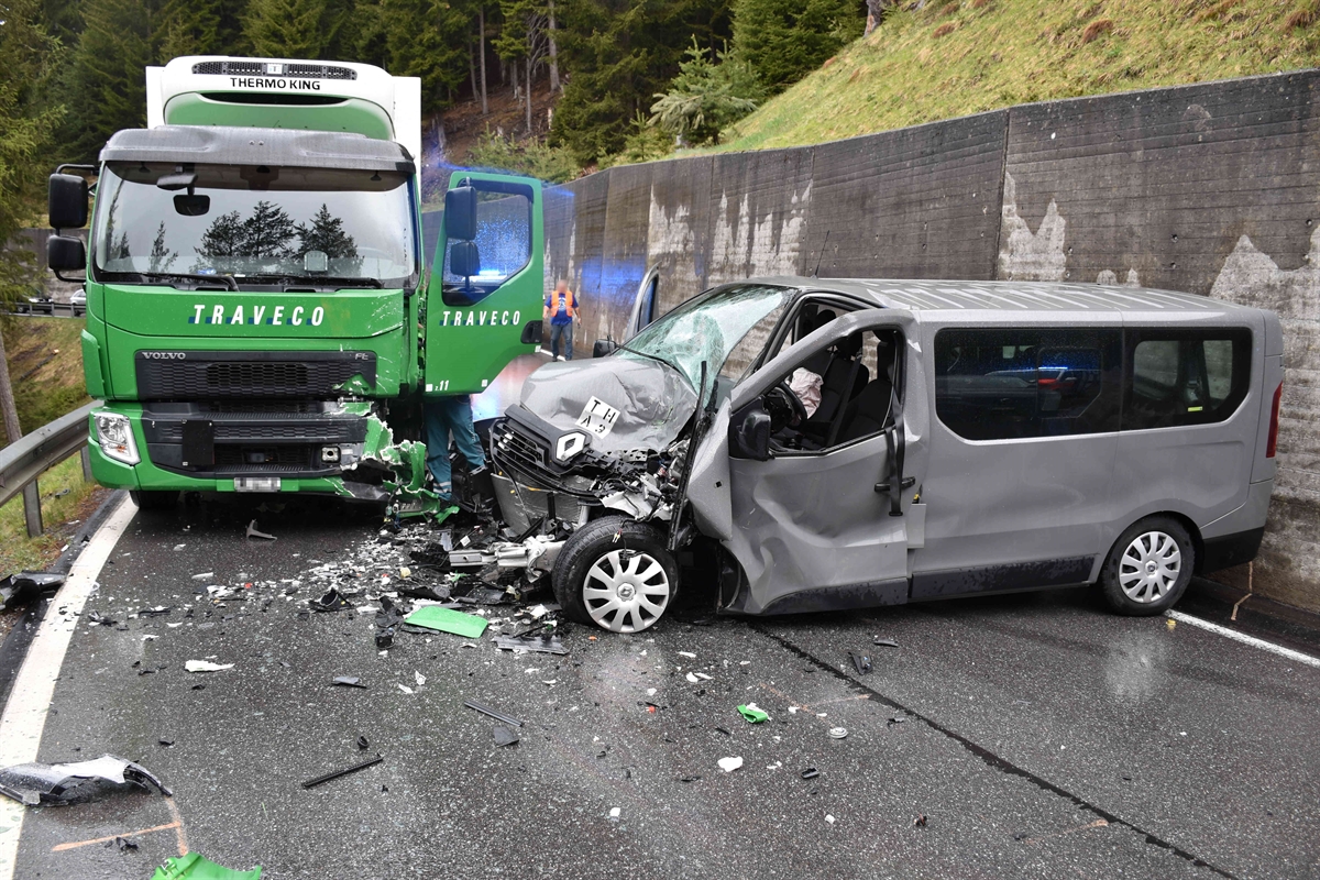 Rechts der Personenwagen. Er steht quer auf der Fahrbahn mit total beschädigter Frontstruktur. Links davon frontal der an der linken Vorderachse stark beschädigte Lastwagen.