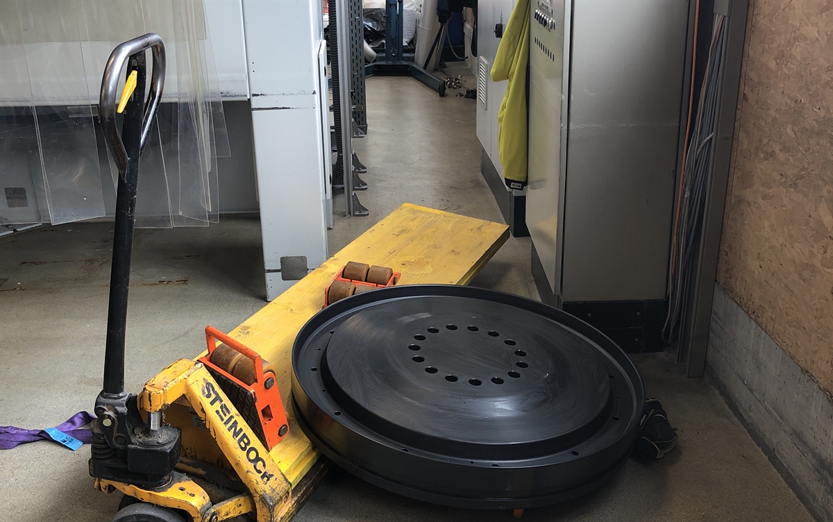 Schweres umgekipptes Metallrad