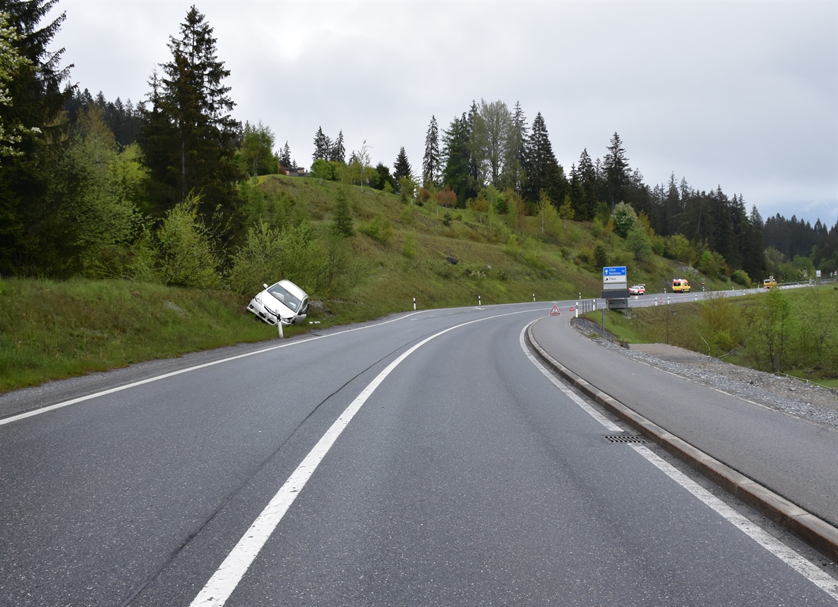 Unfallverursachendes Auto in Endlage in der Böschung