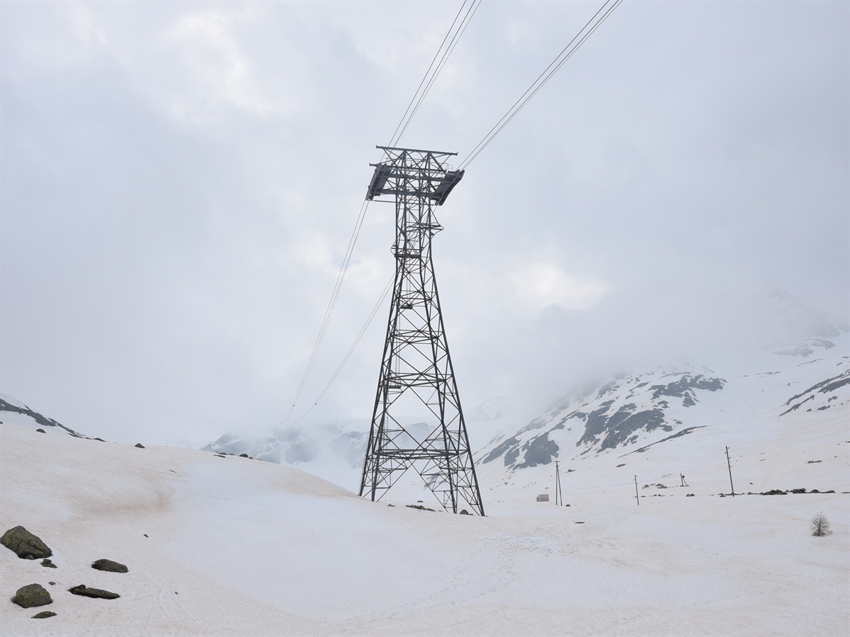 Die Stütze vom Boden aus gesehen. Die Landschaft ist mit Schnee bedeckt.