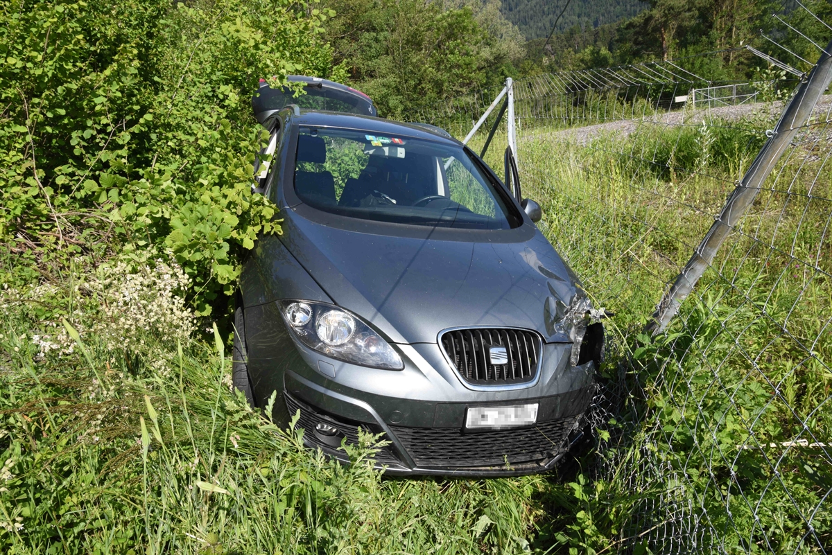 Das beschädigte Auto von vorne. Links die Böschung, rechts der beschädigte Wildschutzzaun.