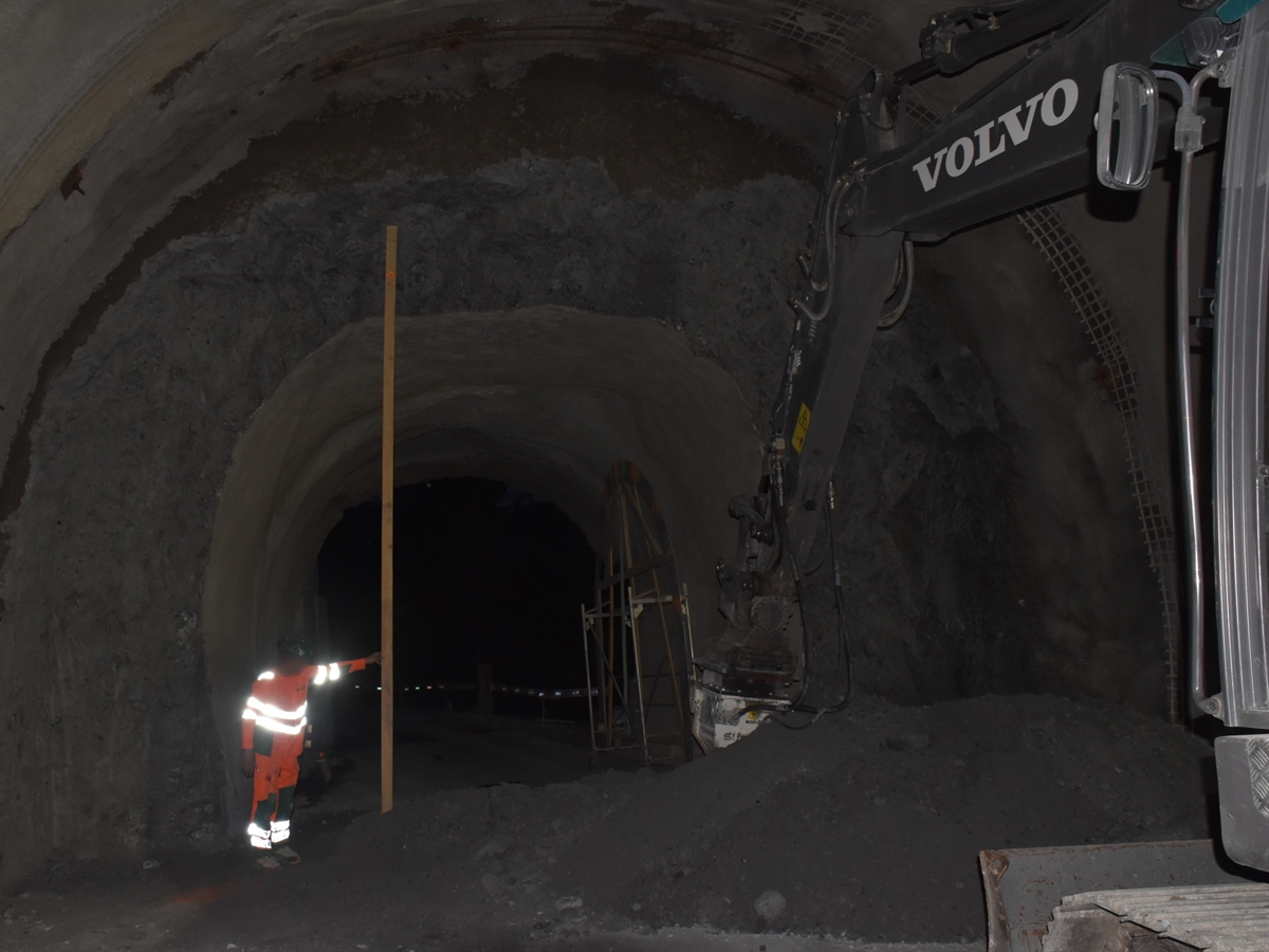 Die Abbruchstelle im Carreratunnel. Am rechtsseitigen Bildrand steht der Bagger mit welchem die Abbrucharbeiten ausgeführt wurden. In der linken Bildhälfte steht ein Arbeiter und kennzeichnet mit einer Latte die Unfallörtlichkeit.