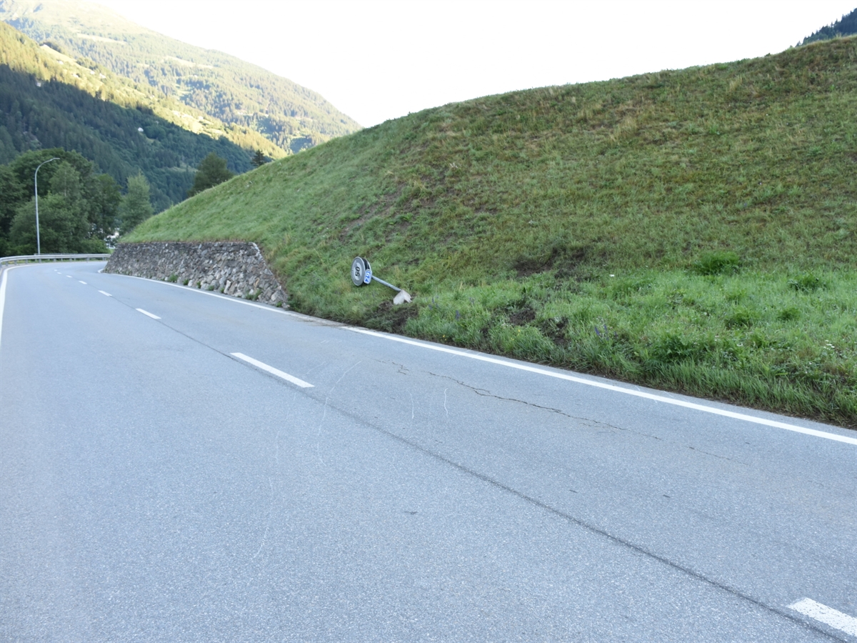 Berninastrasse Ausgangs Li Curt mit dem umgefahrenen Signal. Der Signalsockel ragt aus dem Wiesland heraus.