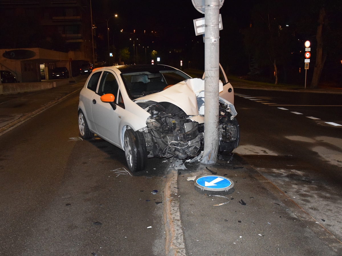 Der total beschädigte Fiat mit dem frontal getroffenen Kandelaber.
