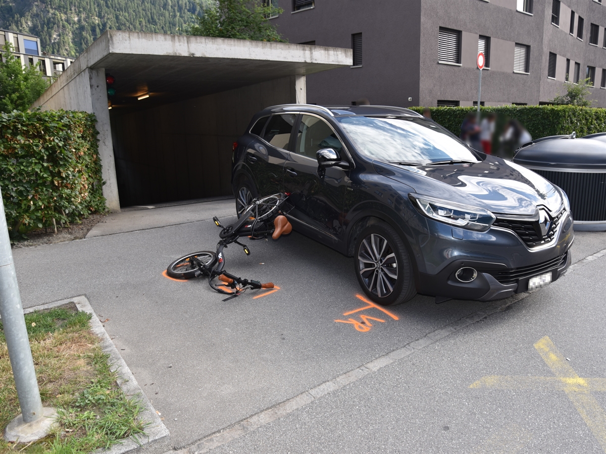 Das E-Bike liegt links neben dem Auto. Hinter dem Auto befindet sich die Ausfahrt aus der Tiefgarage.