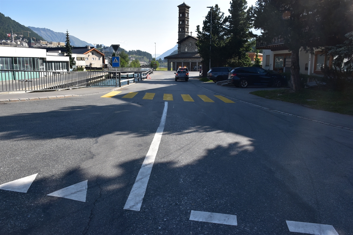 Übersicht der Unfallstelle Via Sela mit Unfallauto und Polizeiauto