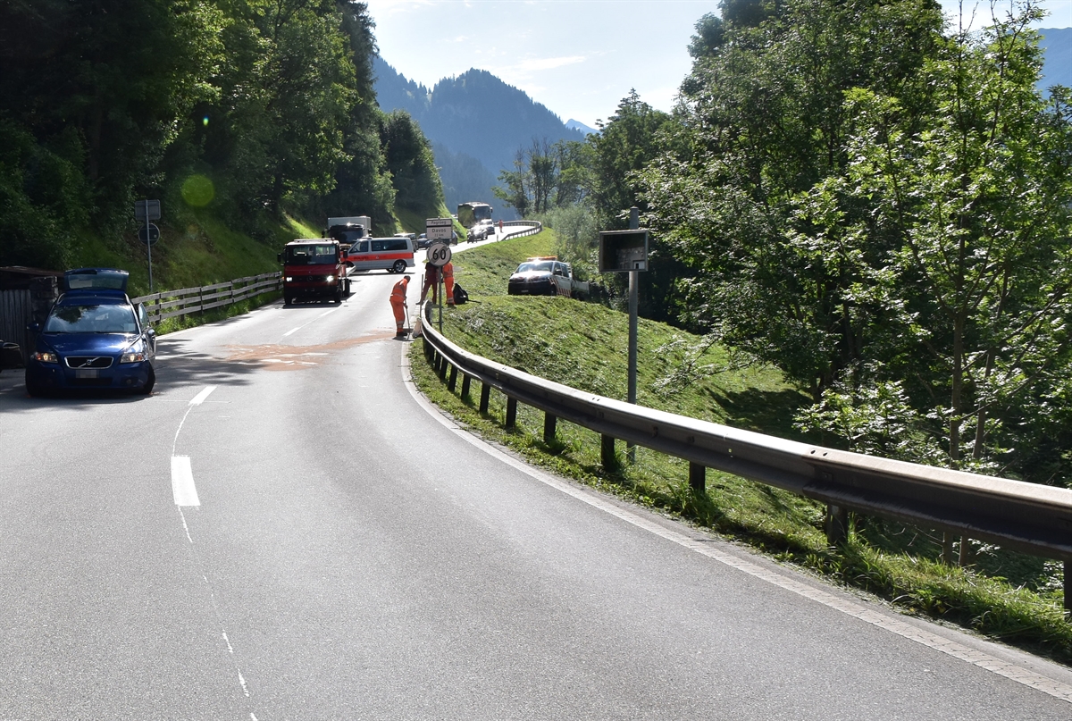 Mitarbeitende des Tiefbauamtes GR reinigen die Unfallstelle