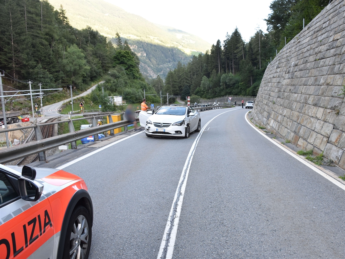 Links ein Polizeiauto, rechts davon von vorne das beteiligte Auto. 