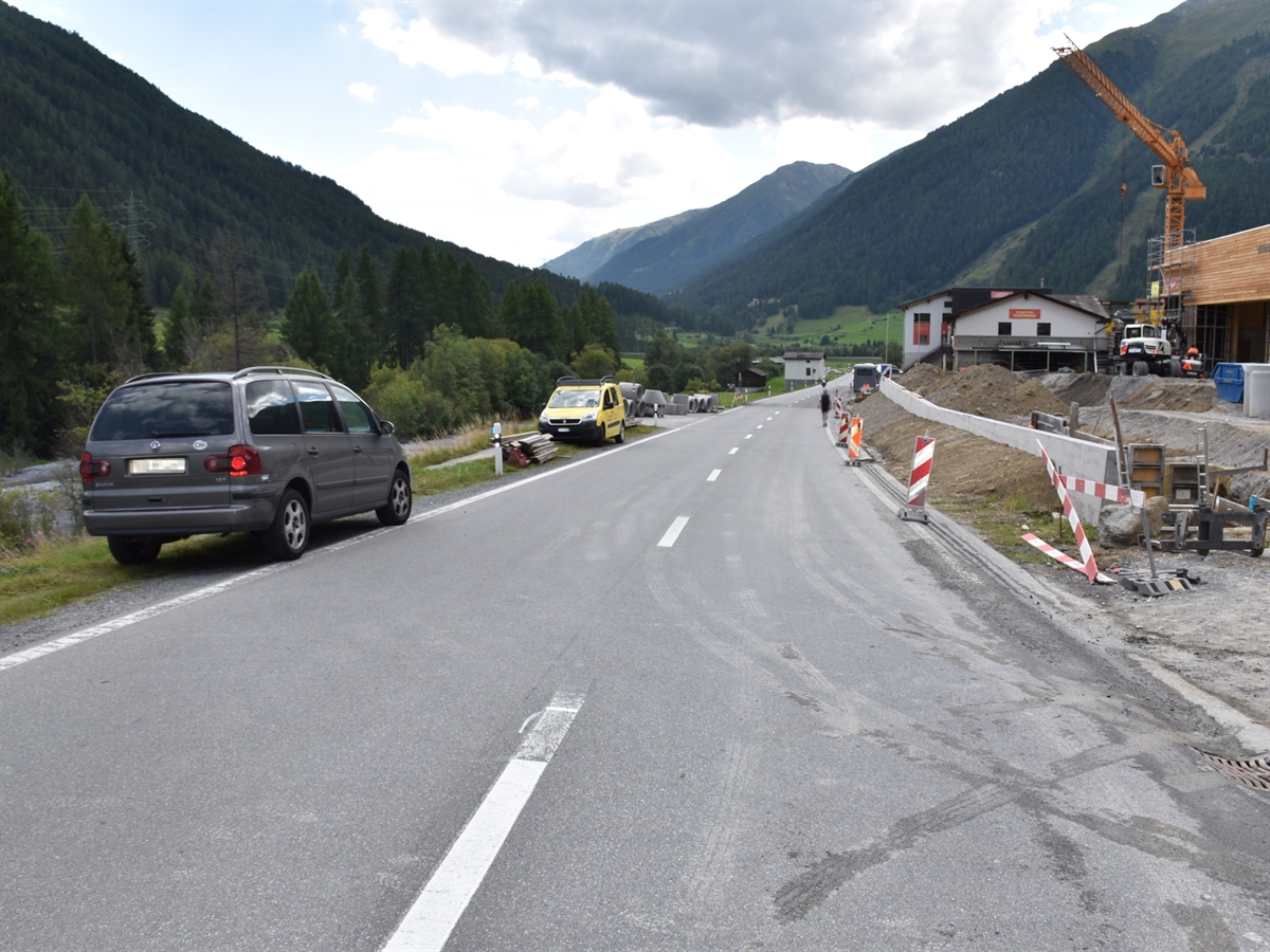 Die Unfallörtlichkeit auf der Ofenbergstrasse. Am rechten Fahrbahnrand befindet sich eine Baustelle. Am linken Fahrbahnrand steht der parkierte Personenwagen.