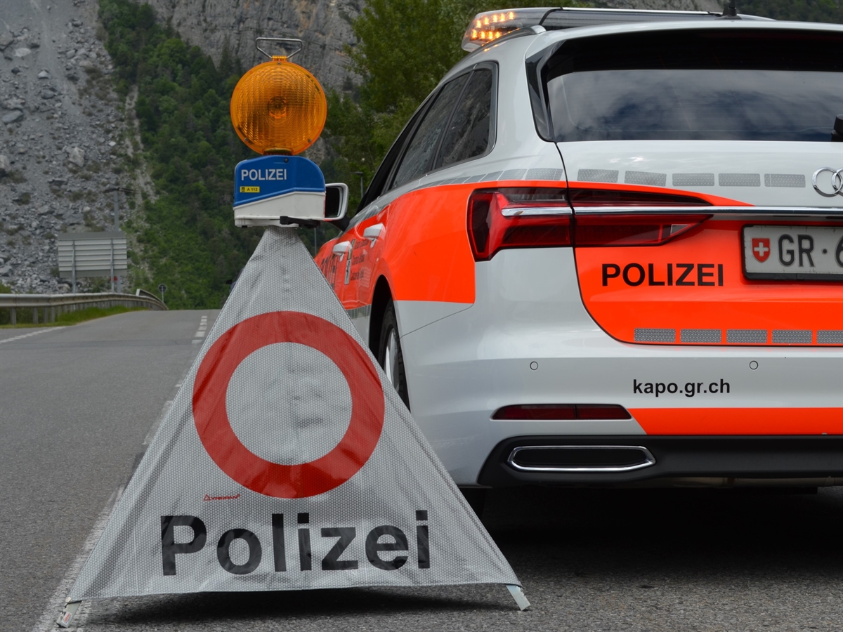 Patrouillenfahrzeug mit aktiviertem gelben Gefahrenlichtern sowie ein Faltsignal mit einem allgemeinen Fahrverbot und einem Blinklicht oben drauf.