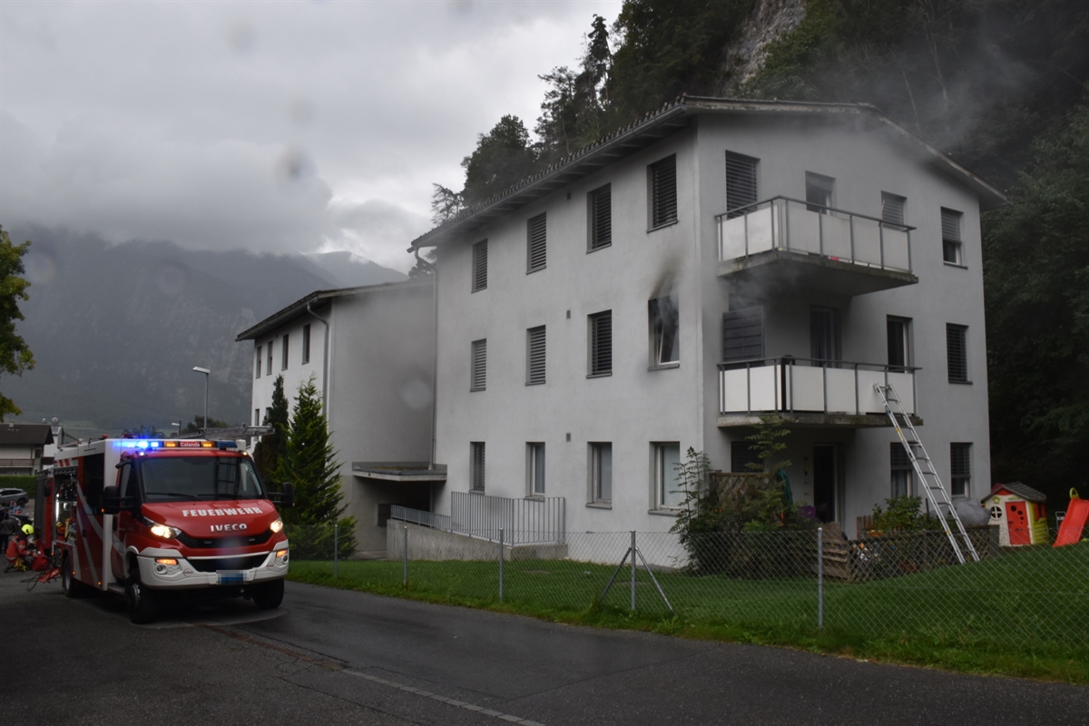 Mehrfamilienhaus. Rauch dringt aus den Fenstern einer Wohnung im 1. Obergeschoss.