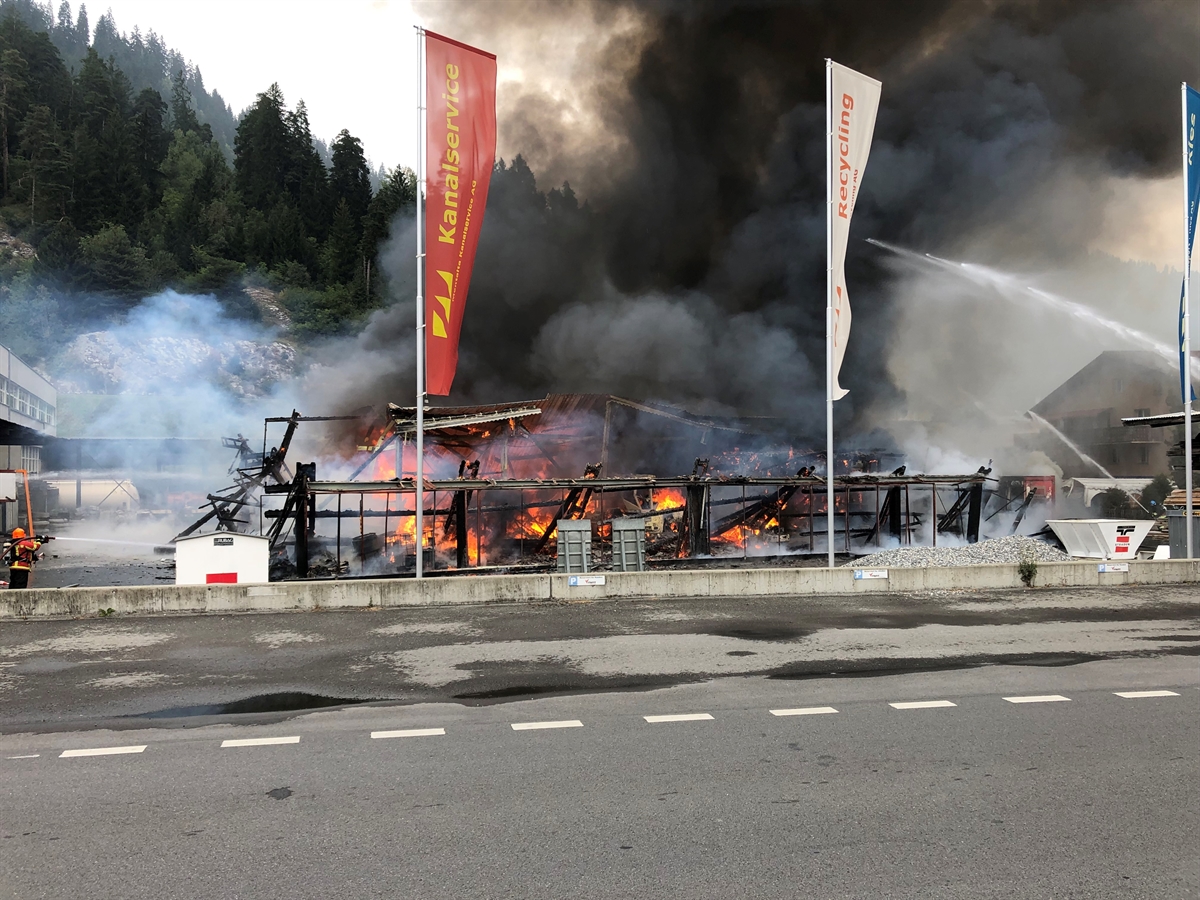 Die brennende Lagerhalle.