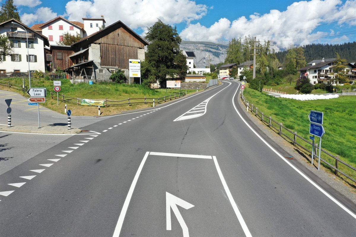 Strassenverlauf der Oberalpstrasse im Bereich vom Anschluss Laax Süd, in Fahrtrichtung Flims gesehen.